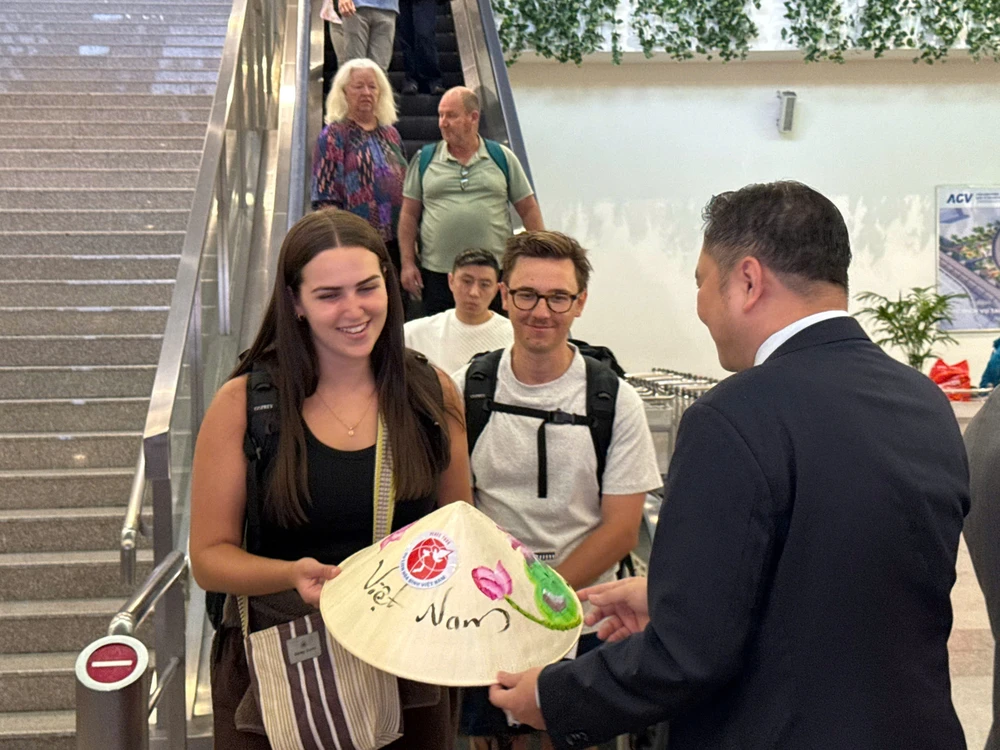 Khoảnh khắc du khách bất ngờ, thích thú khi nhận quà xông đất TP.HCM. z7386485550576_ed2be1f40b255745e2562843e89d3bf0.jpg