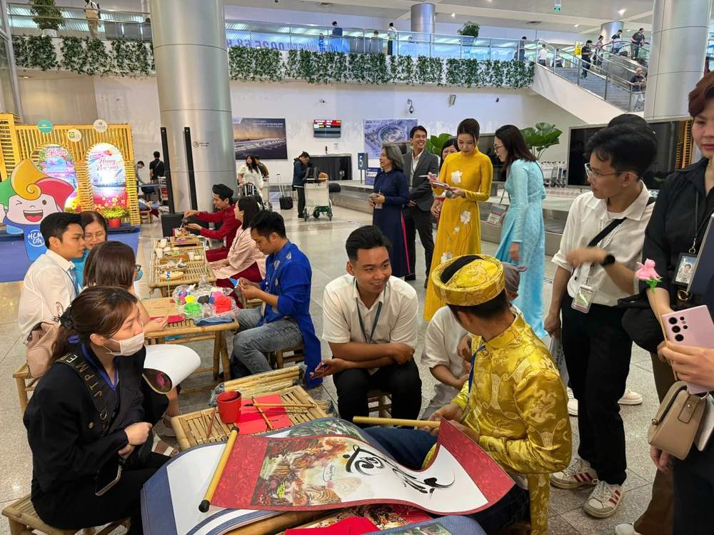 Hoạt động ông đồ viết thư pháp thu hút sự quan tâm của du khách nước ngoài. z7386485535844_b44719106d6238ac8ce9eaa7f7a88152.jpg