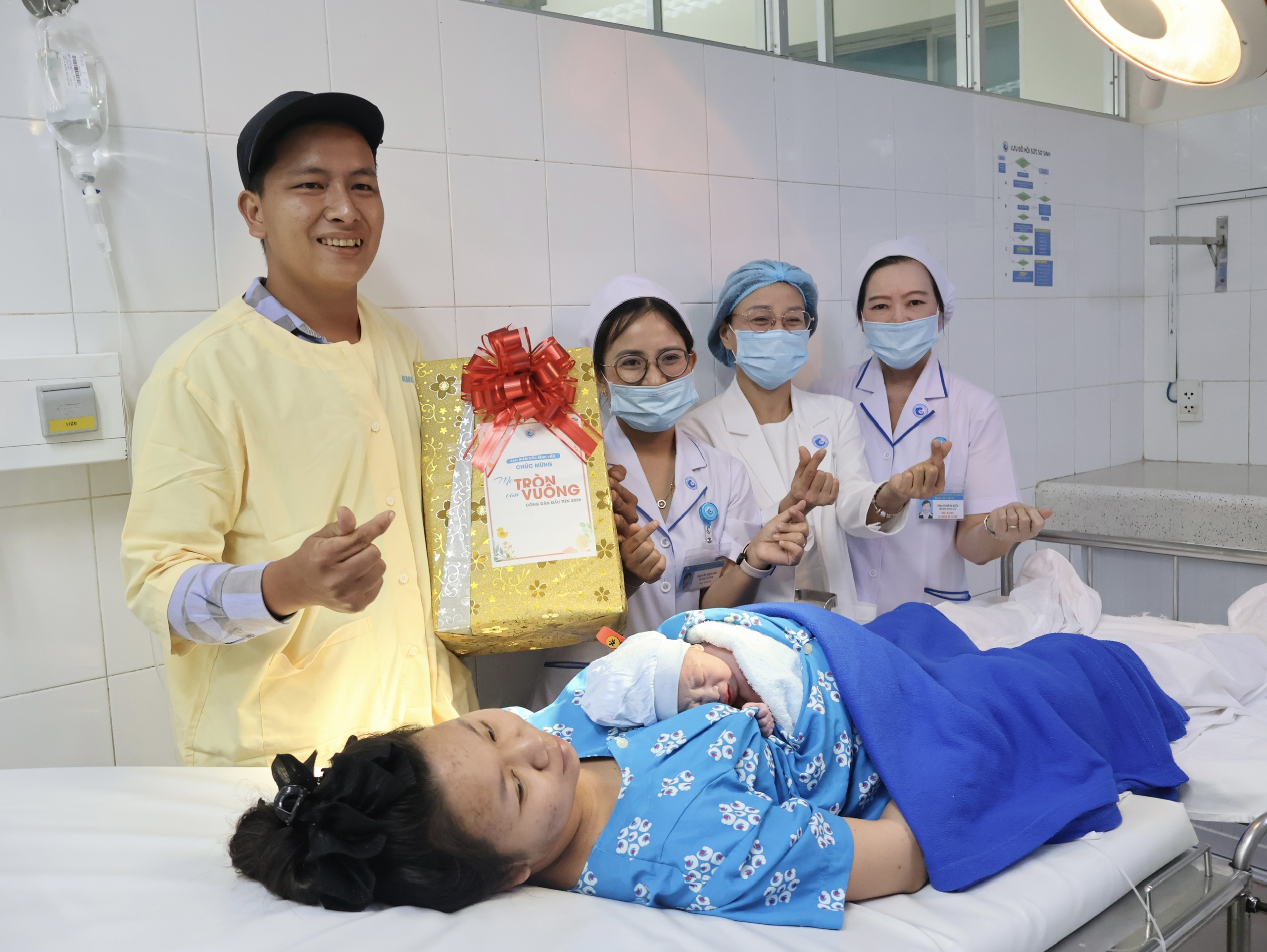 Những em bé ‘0 giờ’ chào đón năm mới 2026, mong thành nhân tài- Ảnh 10.