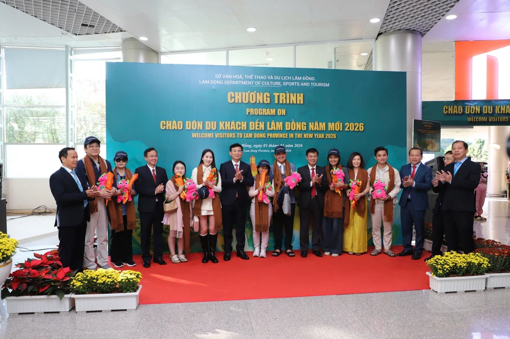 Du khách thích thú với bé "rồng thanh long" trên tay. Rong-thanh-long.jpg