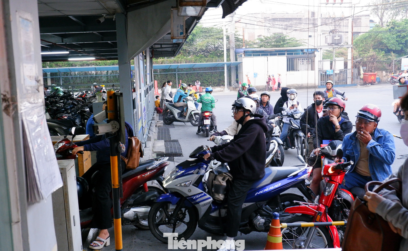 Người dân lỉnh kỉnh đồ đạc rời TPHCM trong ngày đầu năm mới- Ảnh 2.