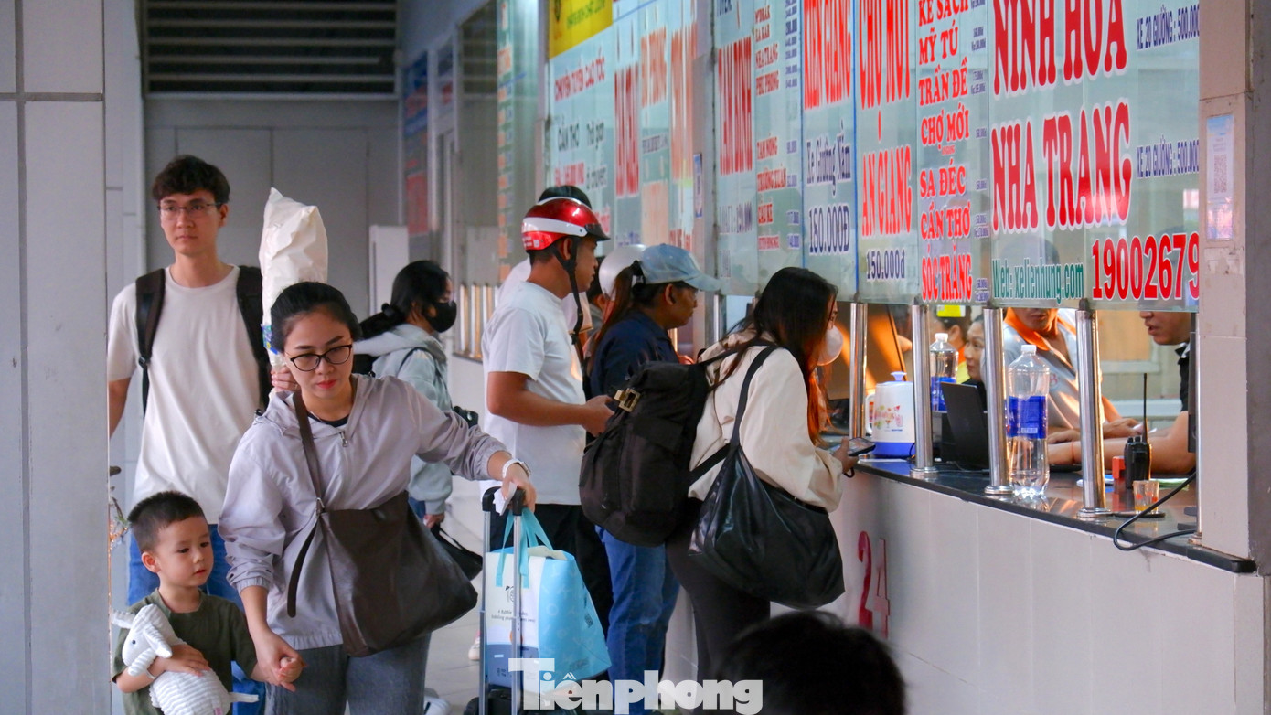 Người dân lỉnh kỉnh đồ đạc rời TPHCM trong ngày đầu năm mới- Ảnh 8.