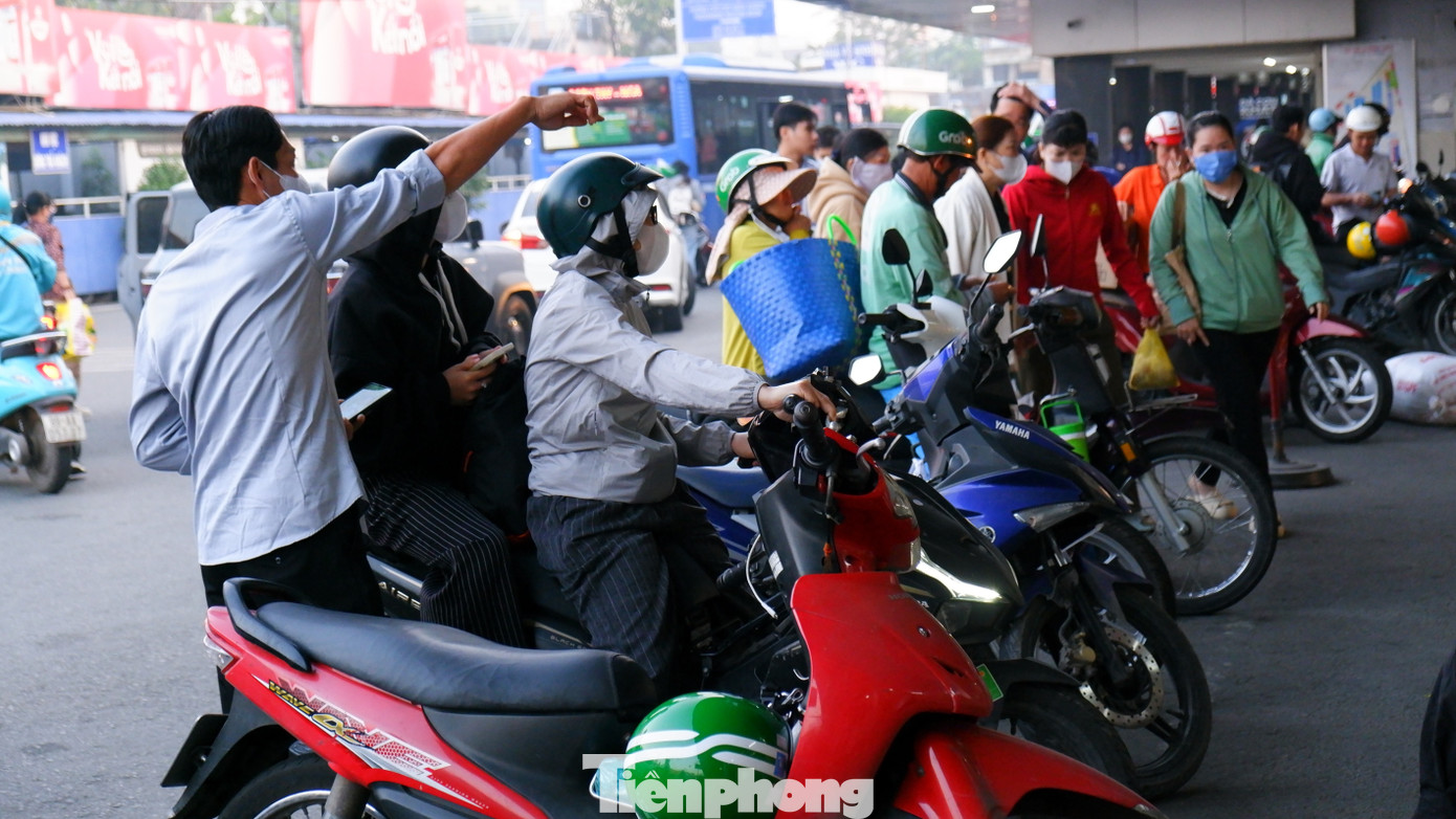 Người dân lỉnh kỉnh đồ đạc rời TPHCM trong ngày đầu năm mới- Ảnh 9.