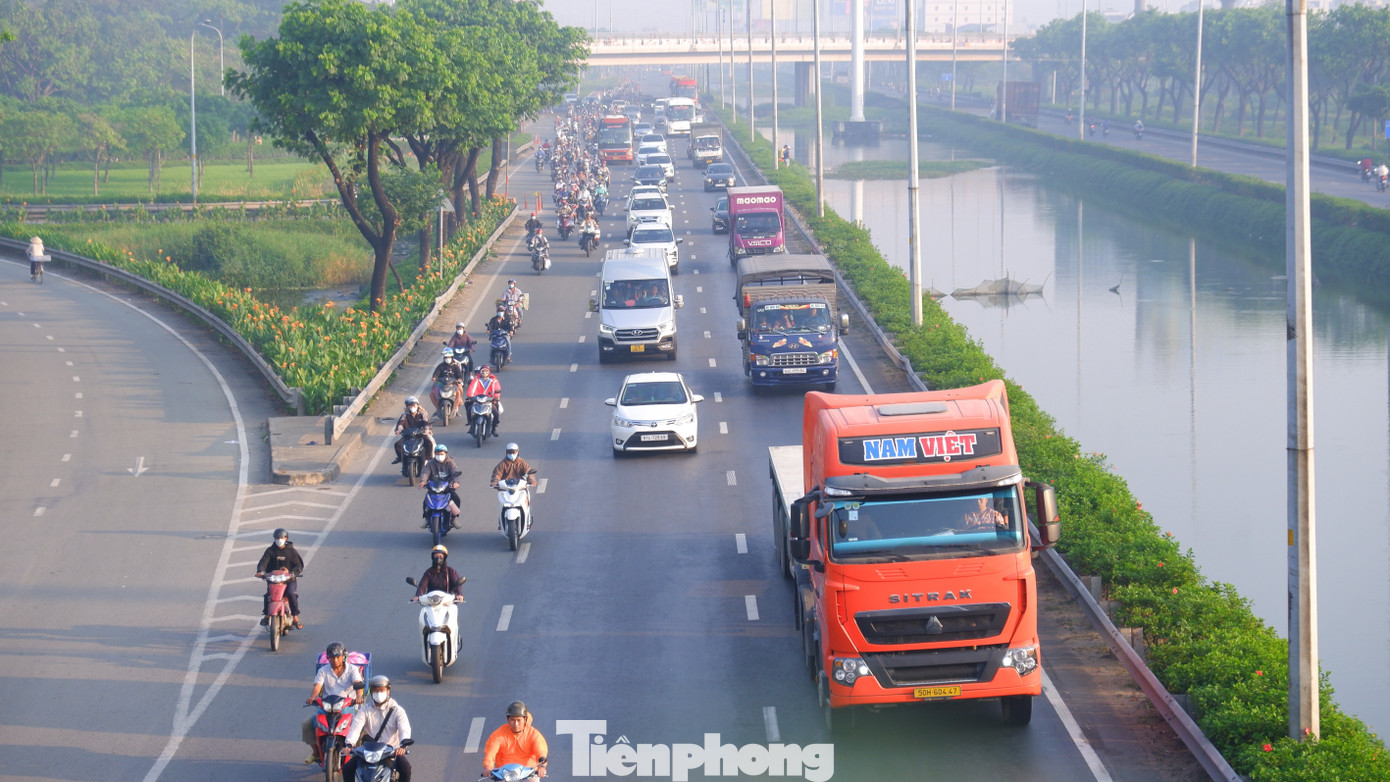 Người dân lỉnh kỉnh đồ đạc rời TPHCM trong ngày đầu năm mới- Ảnh 11.