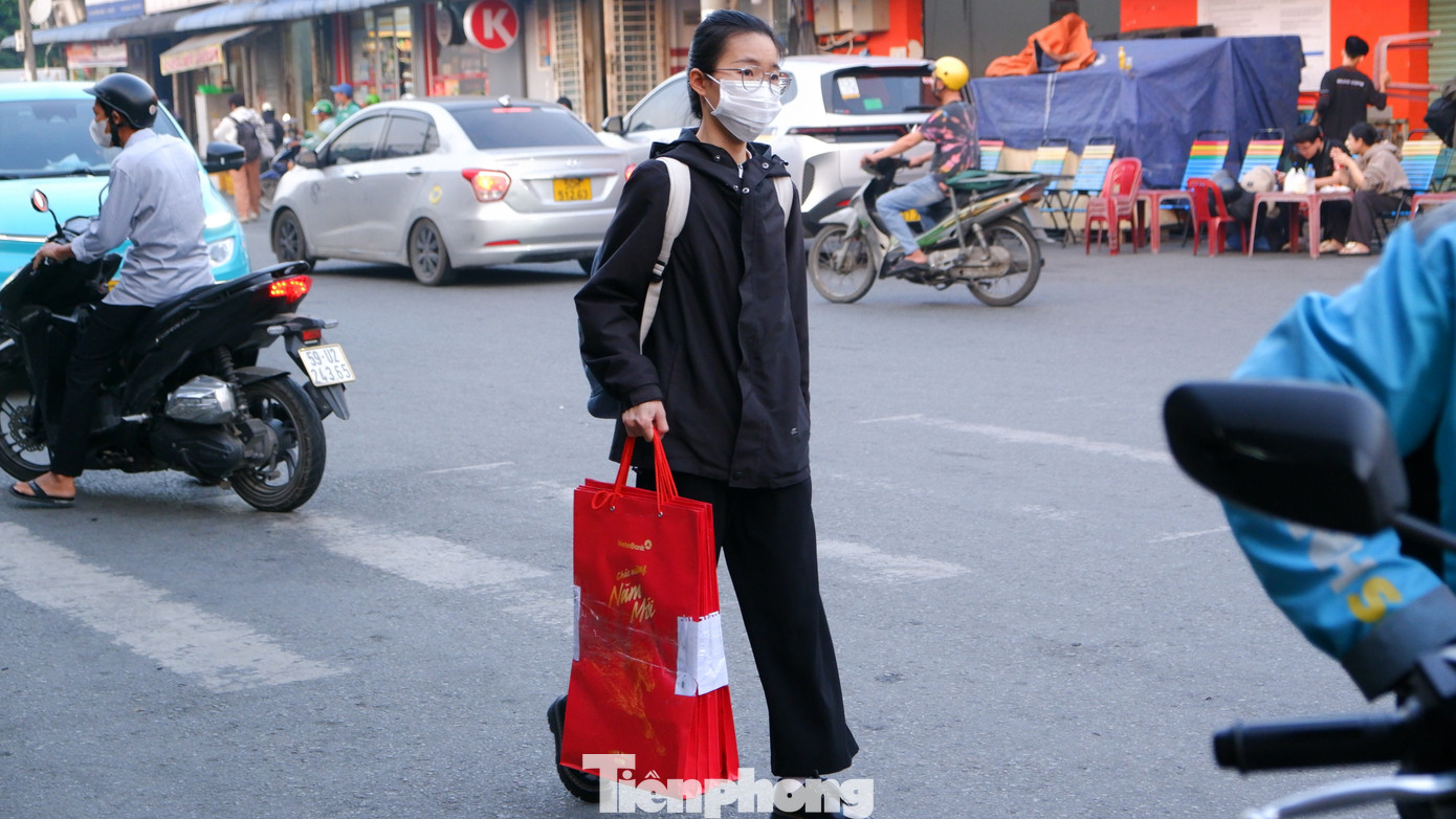 Người dân lỉnh kỉnh đồ đạc rời TPHCM trong ngày đầu năm mới- Ảnh 10.