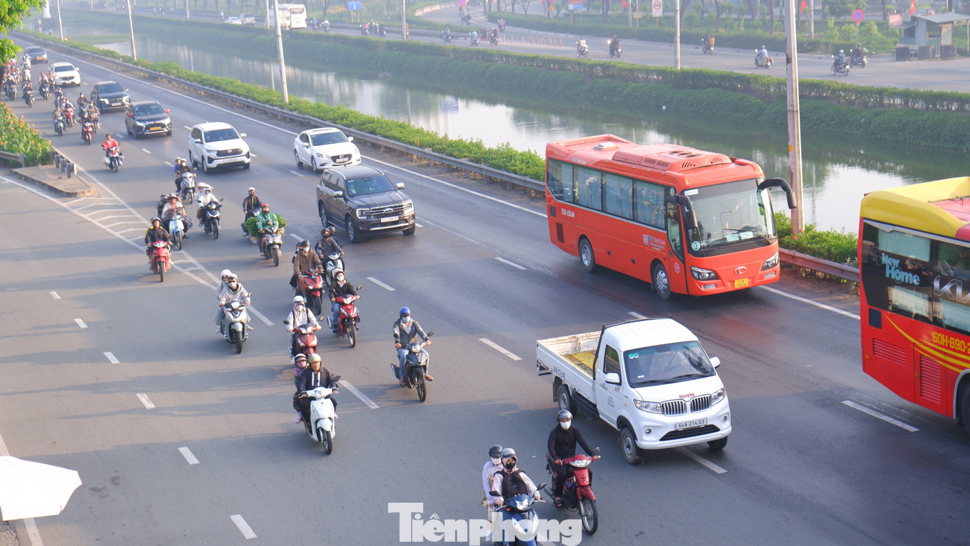 Người dân lỉnh kỉnh đồ đạc rời TPHCM trong ngày đầu năm mới- Ảnh 12.