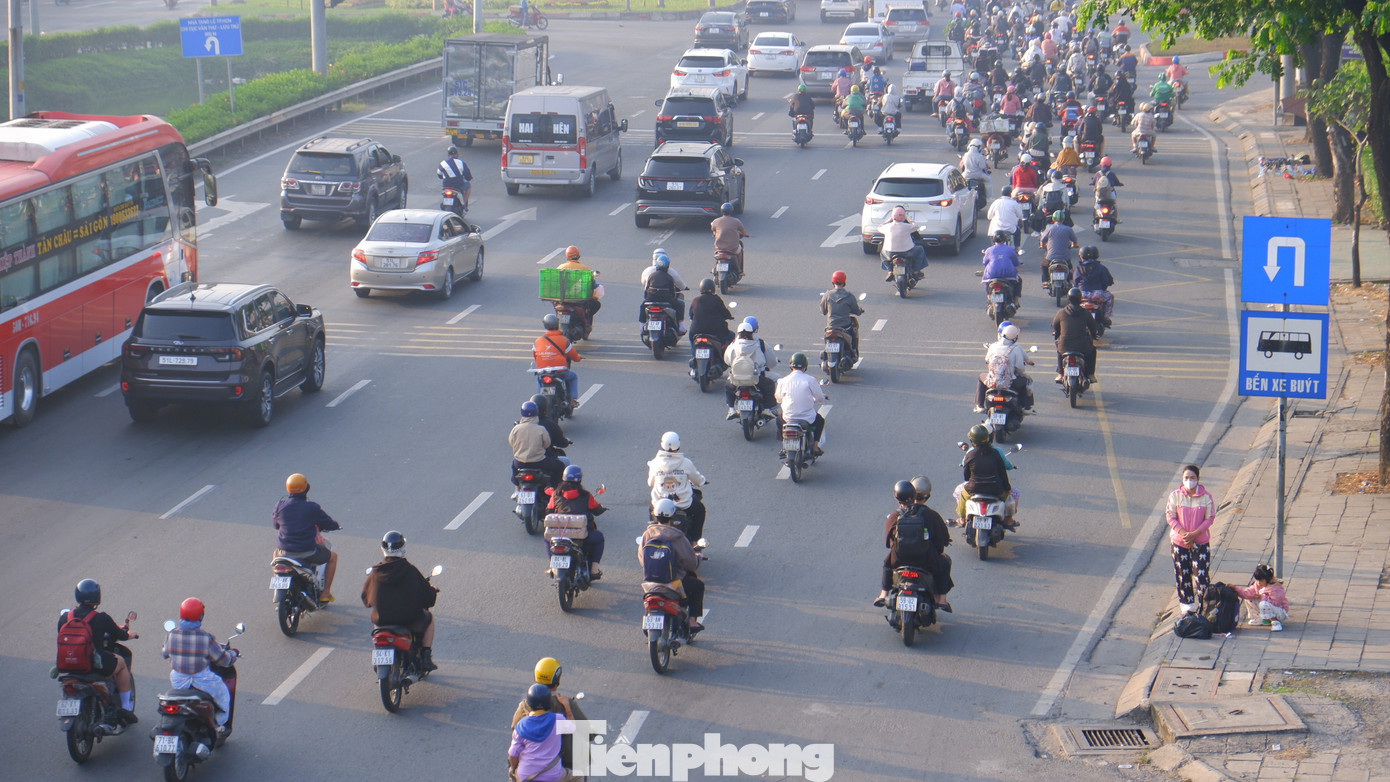 Người dân lỉnh kỉnh đồ đạc rời TPHCM trong ngày đầu năm mới- Ảnh 13.