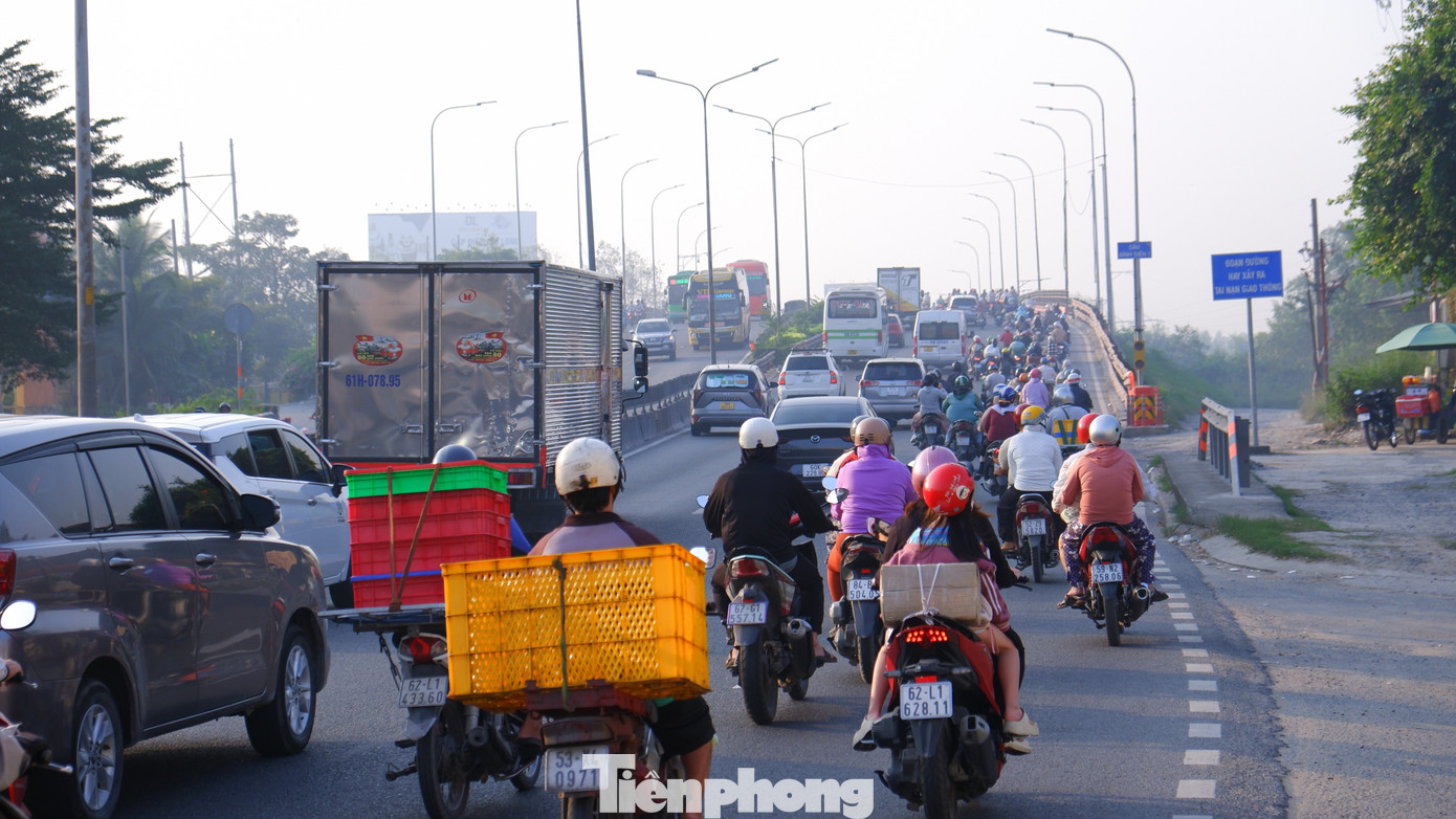 Người dân lỉnh kỉnh đồ đạc rời TPHCM trong ngày đầu năm mới- Ảnh 14.
