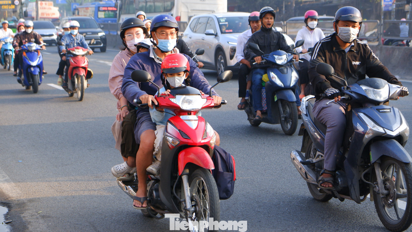 Người dân lỉnh kỉnh đồ đạc rời TPHCM trong ngày đầu năm mới- Ảnh 16.