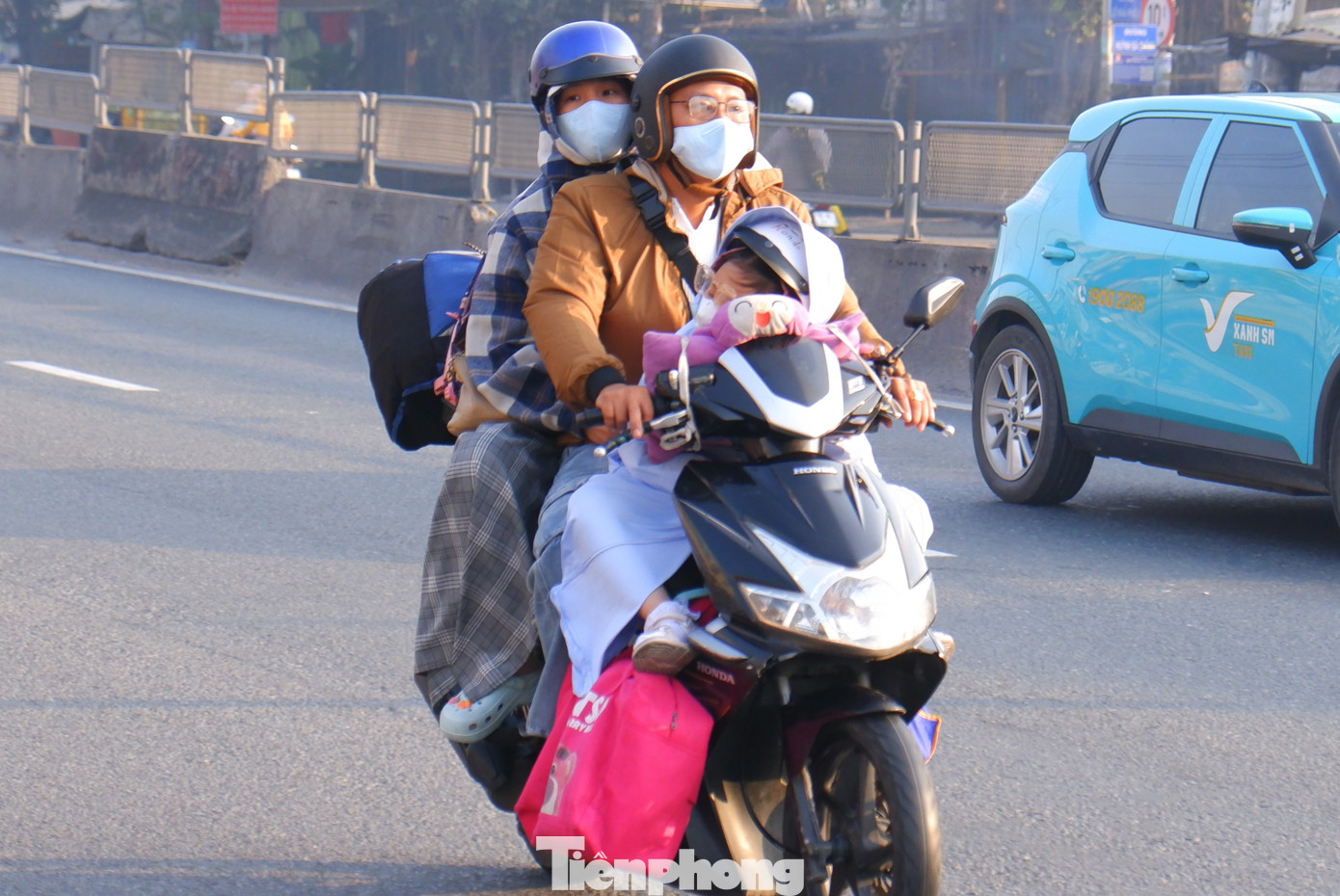 Người dân lỉnh kỉnh đồ đạc rời TPHCM trong ngày đầu năm mới- Ảnh 15.