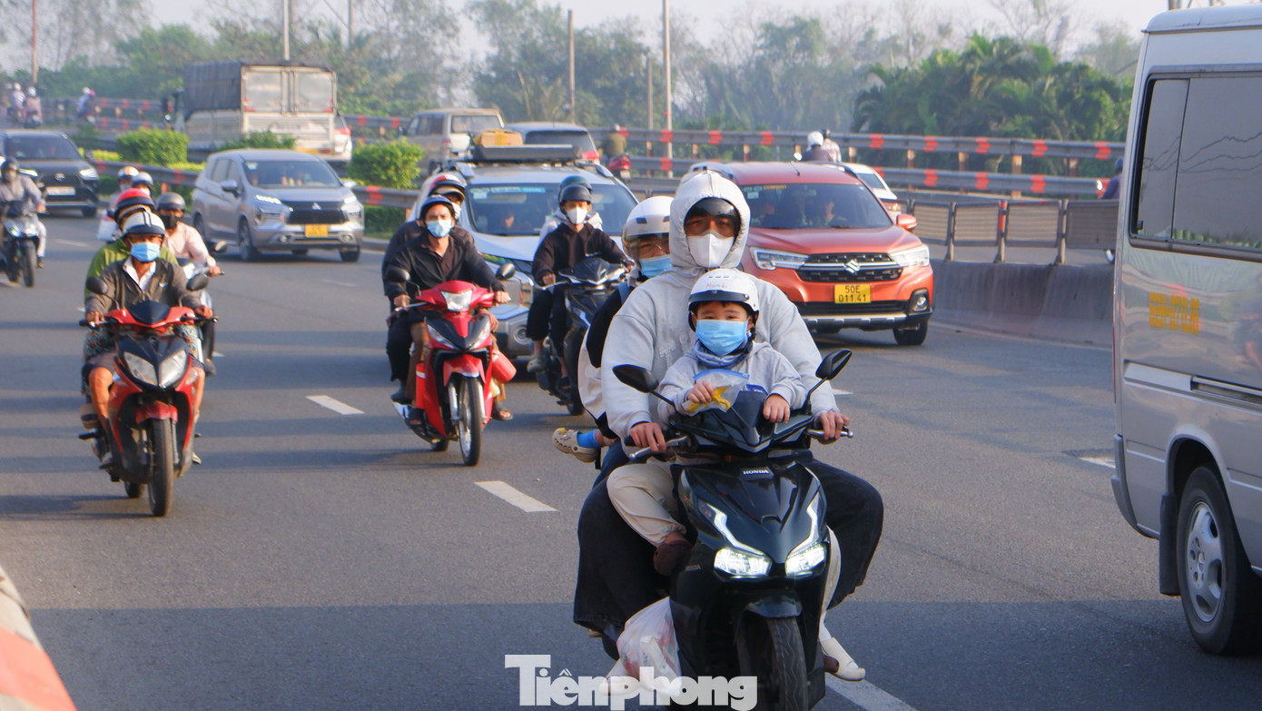 Người dân lỉnh kỉnh đồ đạc rời TPHCM trong ngày đầu năm mới- Ảnh 17.