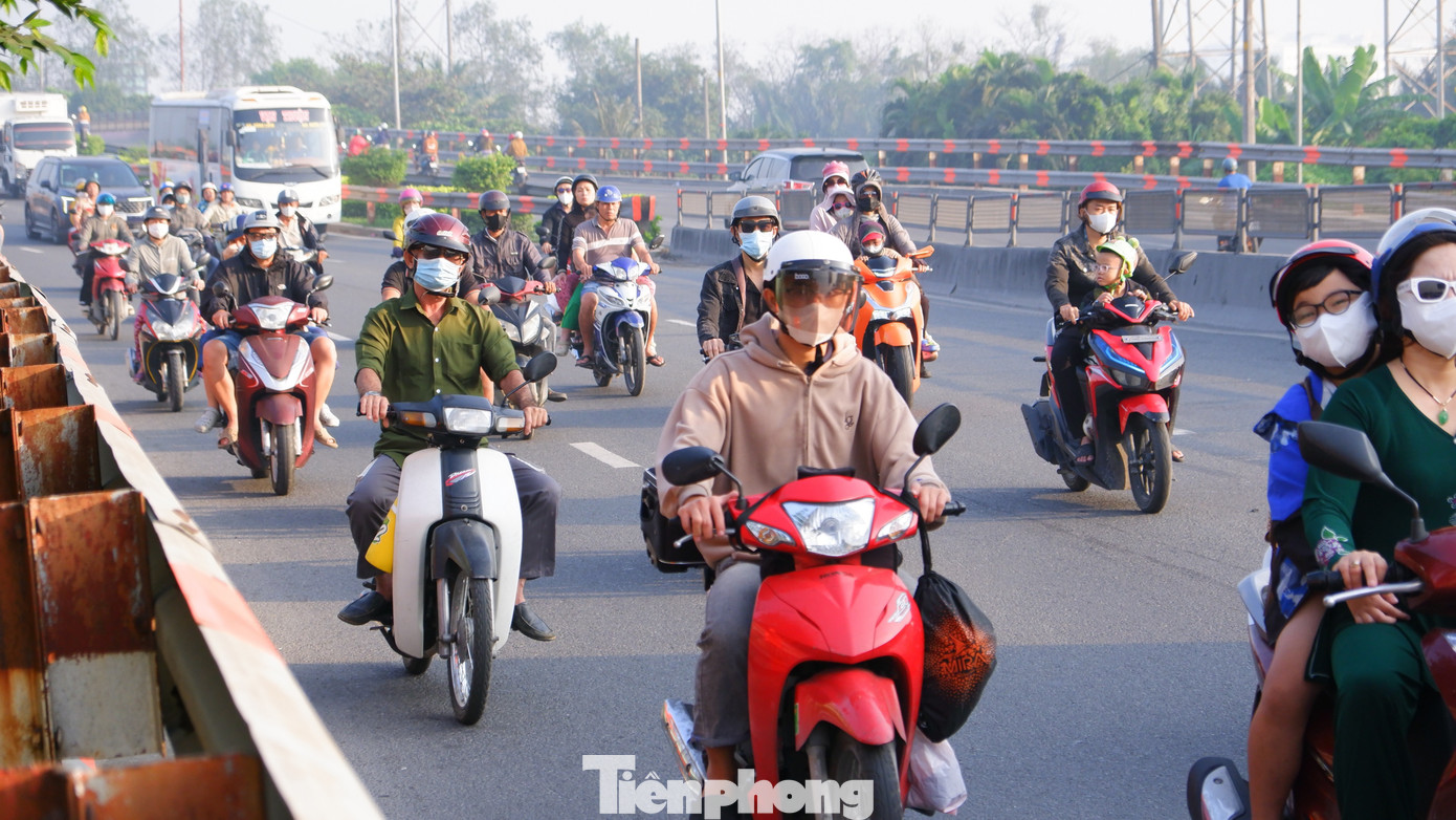 Người dân lỉnh kỉnh đồ đạc rời TPHCM trong ngày đầu năm mới- Ảnh 18.