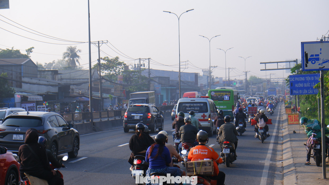 Người dân lỉnh kỉnh đồ đạc rời TPHCM trong ngày đầu năm mới- Ảnh 19.