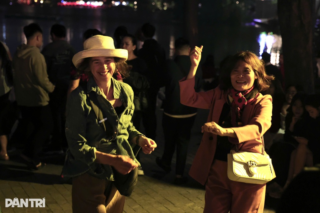 Khách Tây mặc áo dài, đội nón lá, nhảy cùng người Hà Nội đón năm mới - 3