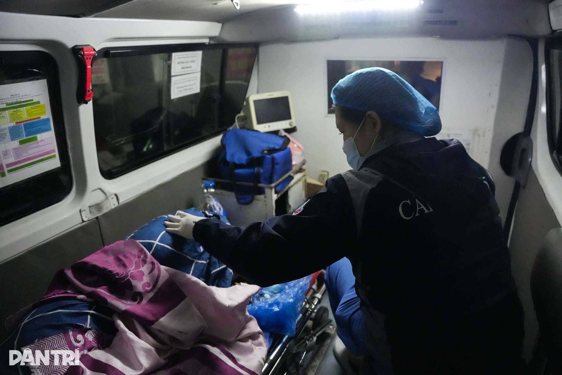 Theo chuyến xe cấp cứu xuyên đêm không biết ngày nghỉ lễ - 8