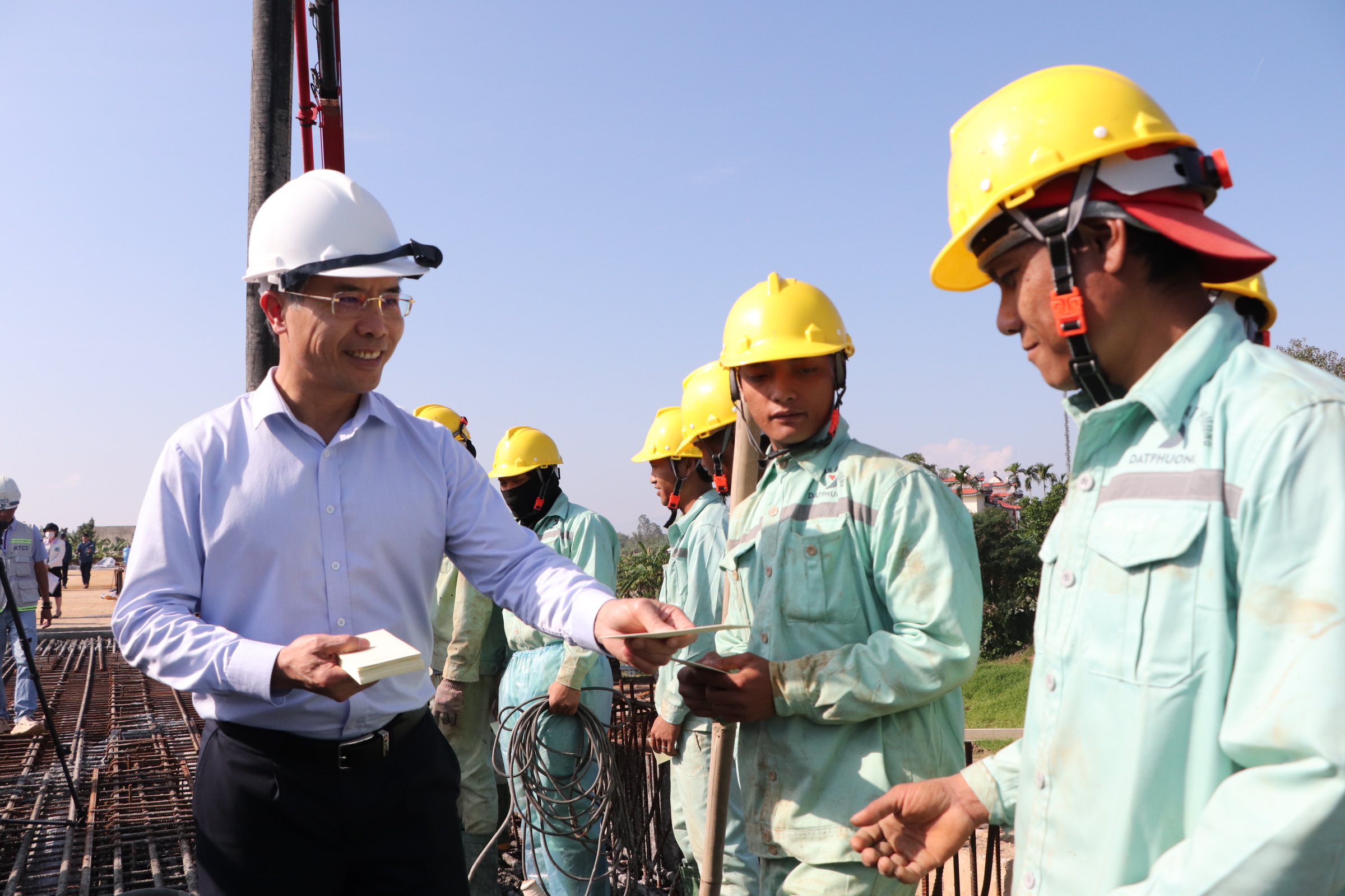 Chủ tịch Đà Nẵng kiểm tra dự án cầu Văn Ly ngày đầu năm mới 2026 - Ảnh 3. Chủ tịch Đà Nẵng kiểm tra dự án cầu Văn Ly ngày đầu năm mới 2026 - Ảnh 3.