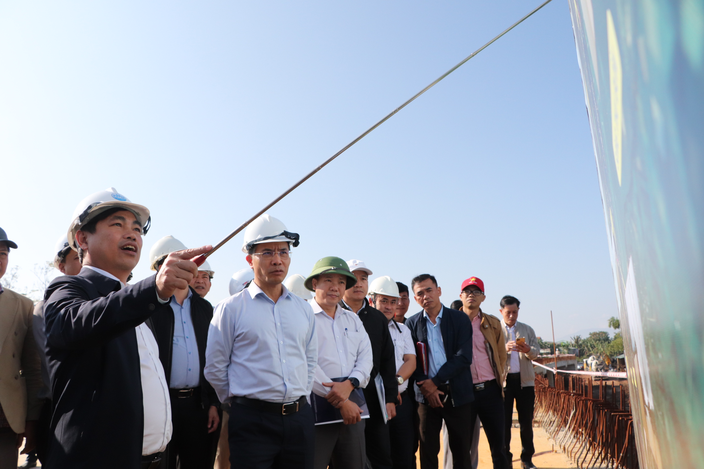 Chủ tịch Đà Nẵng kiểm tra dự án cầu Văn Ly ngày đầu năm mới 2026 - Ảnh 2. Chủ tịch Đà Nẵng kiểm tra dự án cầu Văn Ly ngày đầu năm mới 2026 - Ảnh 2.