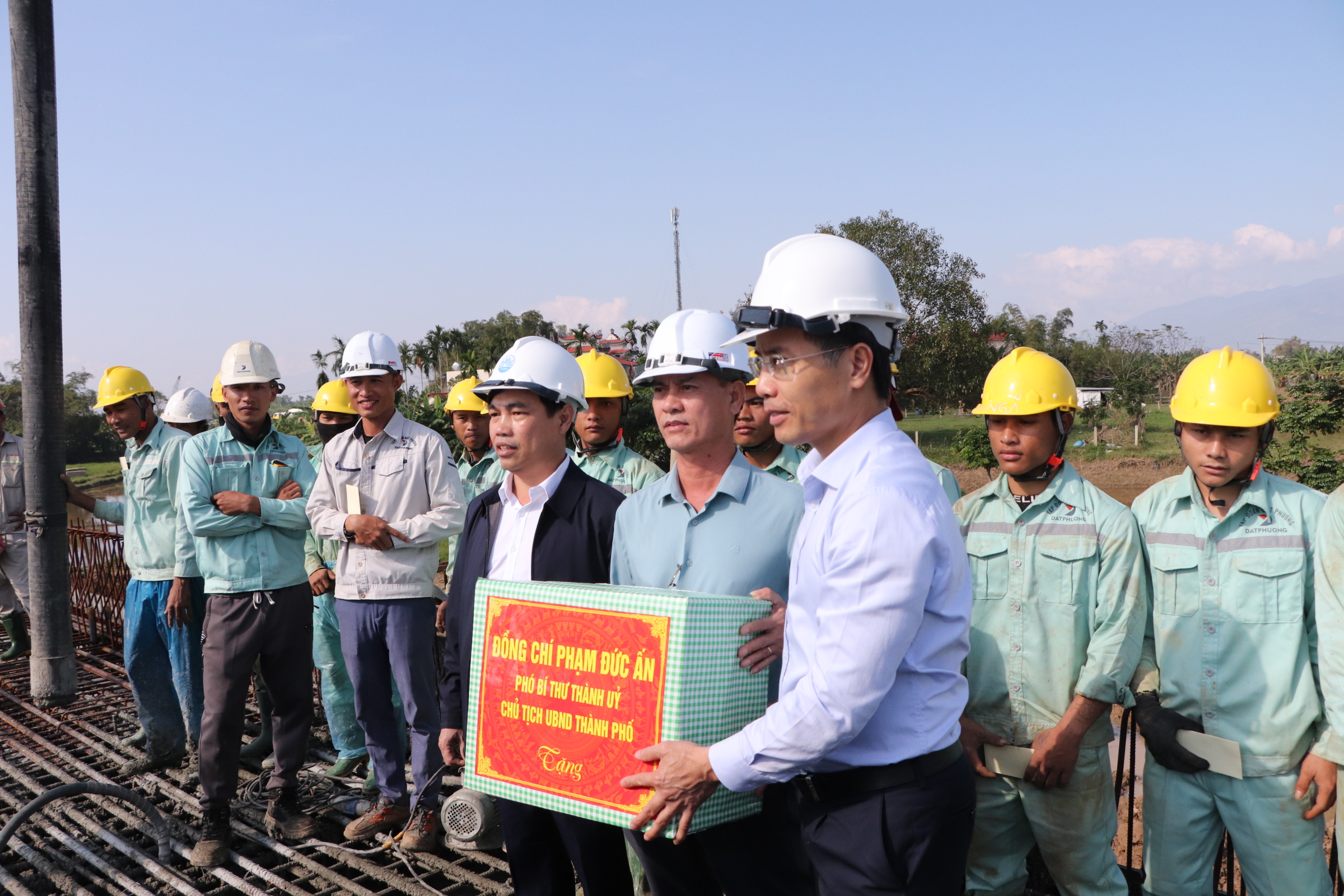 Chủ tịch Đà Nẵng kiểm tra dự án cầu Văn Ly ngày đầu năm mới 2026 - Ảnh 4. Chủ tịch Đà Nẵng kiểm tra dự án cầu Văn Ly ngày đầu năm mới 2026 - Ảnh 4.