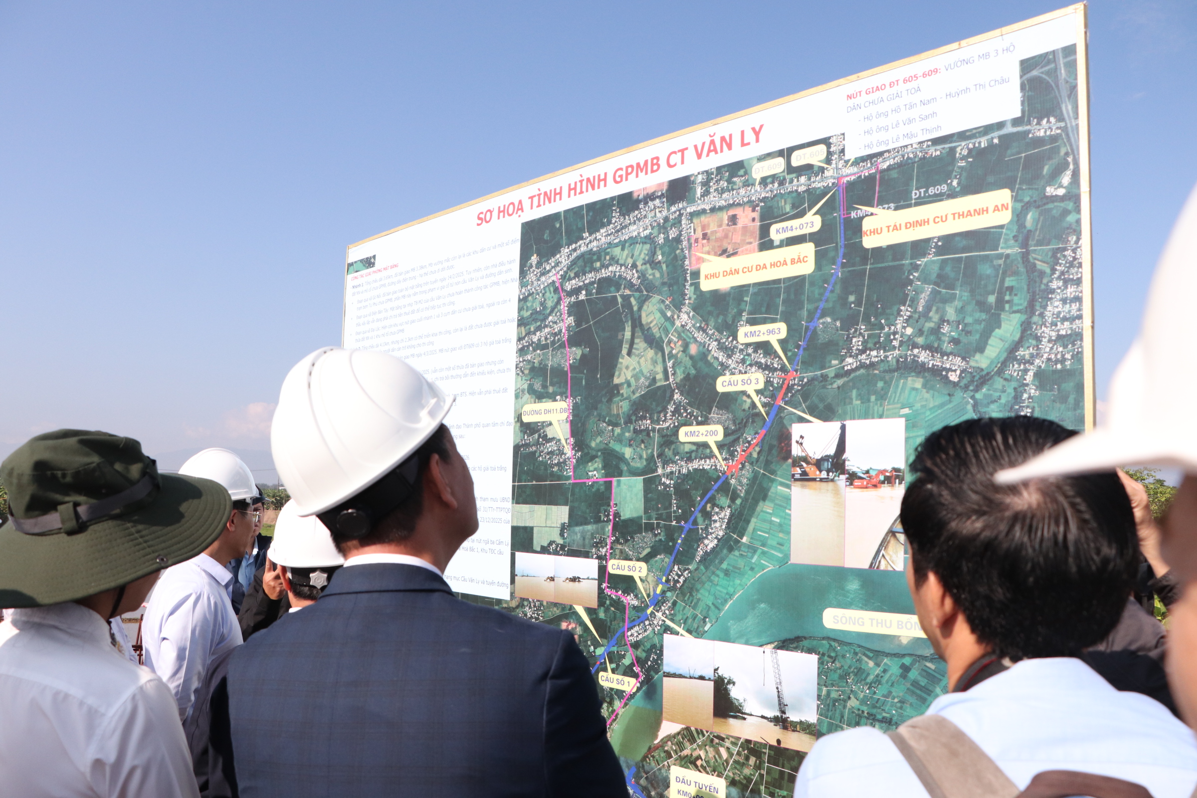 Chủ tịch Đà Nẵng kiểm tra dự án cầu Văn Ly ngày đầu năm mới 2026 - Ảnh 5. Chủ tịch Đà Nẵng kiểm tra dự án cầu Văn Ly ngày đầu năm mới 2026 - Ảnh 5.