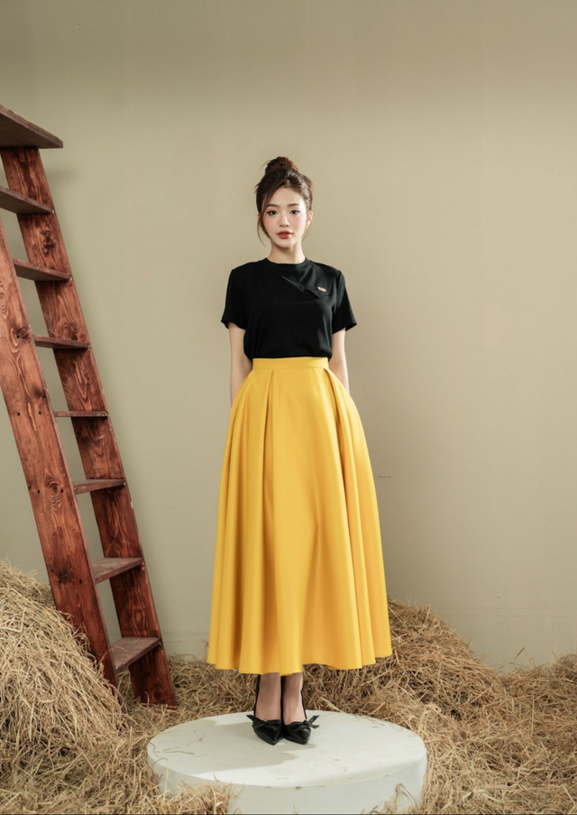 Diện trang phục sắc vàng rực rỡ, sang chảnh đón năm mới- Ảnh 4.