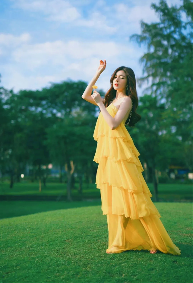 Diện trang phục sắc vàng rực rỡ, sang chảnh đón năm mới- Ảnh 5.