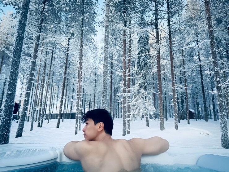 Dịp khám phá Phần Lan và săn cực quang tháng 11/2025, Hùng Huy trải nghiệm ngâm mình trong bể nước nóng ngoài trời giữa khung cảnh núi rừng phủ đầy tuyết trắng ở cái lạnh -23 độ C.