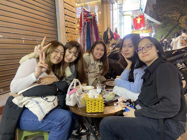 Nhóm du khách Nhật Bản thưởng thức trà tại phố cổ Hà Nội, chờ đón giao thừa 2025. (Ảnh: Huy Hoàng)