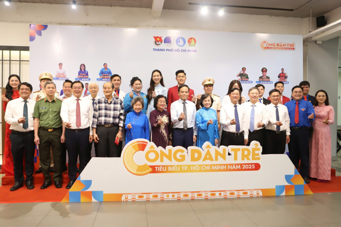 12 gương công dân trẻ tiêu biểu TP HCM chụp ảnh kỷ niệm với lãnh đạo TP HCM. Ảnh: Lê Tuyết