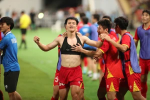 Mất quân ngoài dự kiến, HLV Kim Sang-sik gọi gấp 1 cầu thủ sang Qatar