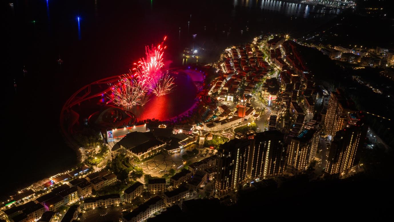 Thị trấn Hoàng Hôn rực sáng Countdown 2026 với ba màn pháo hoa, hút vạn du khách 2 Thị trấn Hoàng Hôn rực sáng Countdown 2026 với ba màn pháo hoa, hút vạn du khách - 2