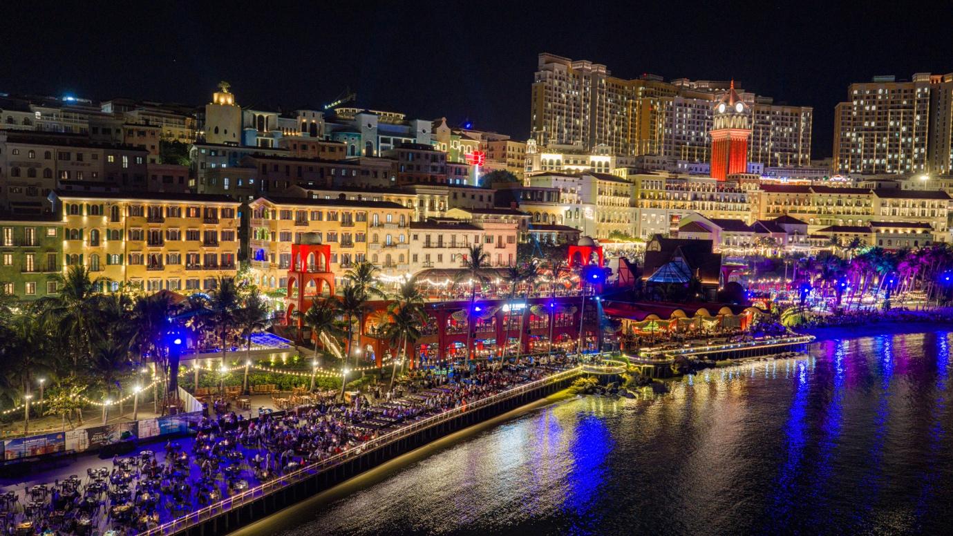 Thị trấn Hoàng Hôn rực sáng Countdown 2026 với ba màn pháo hoa, hút vạn du khách 3 Thị trấn Hoàng Hôn rực sáng Countdown 2026 với ba màn pháo hoa, hút vạn du khách - 3