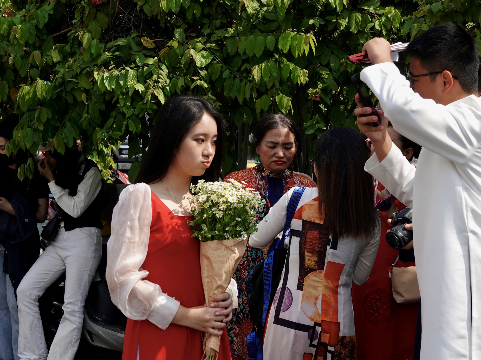 Đón đầu năm mới tại TP.HCM: Nàng thơ xúng xính áo dài kín lối Dinh Độc Lập, cà phê đắt khách hết sạch chỗ ngồi- Ảnh 17.