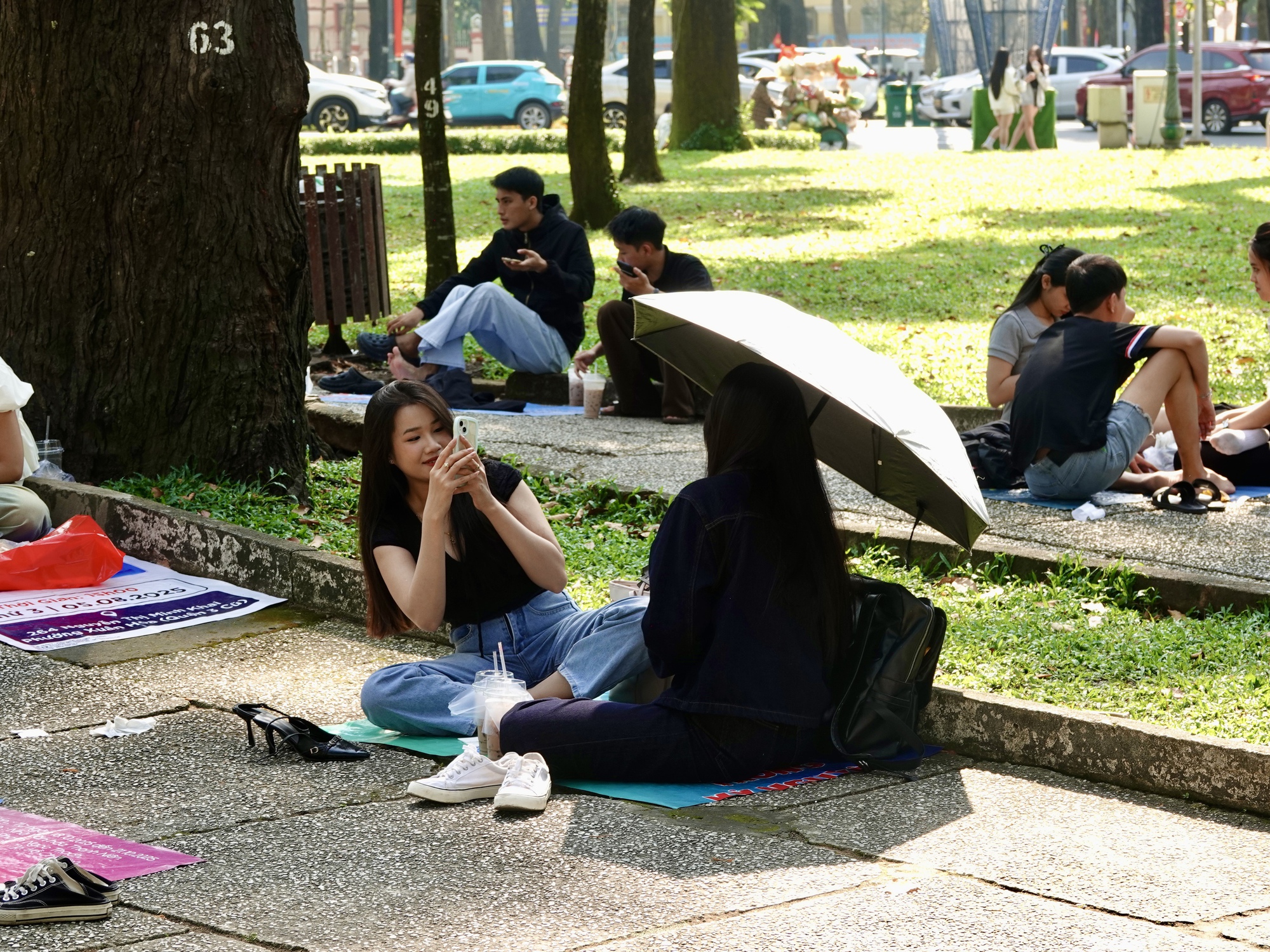Đón đầu năm mới tại TP.HCM: Nàng thơ xúng xính áo dài kín lối Dinh Độc Lập, cà phê đắt khách hết sạch chỗ ngồi- Ảnh 21.