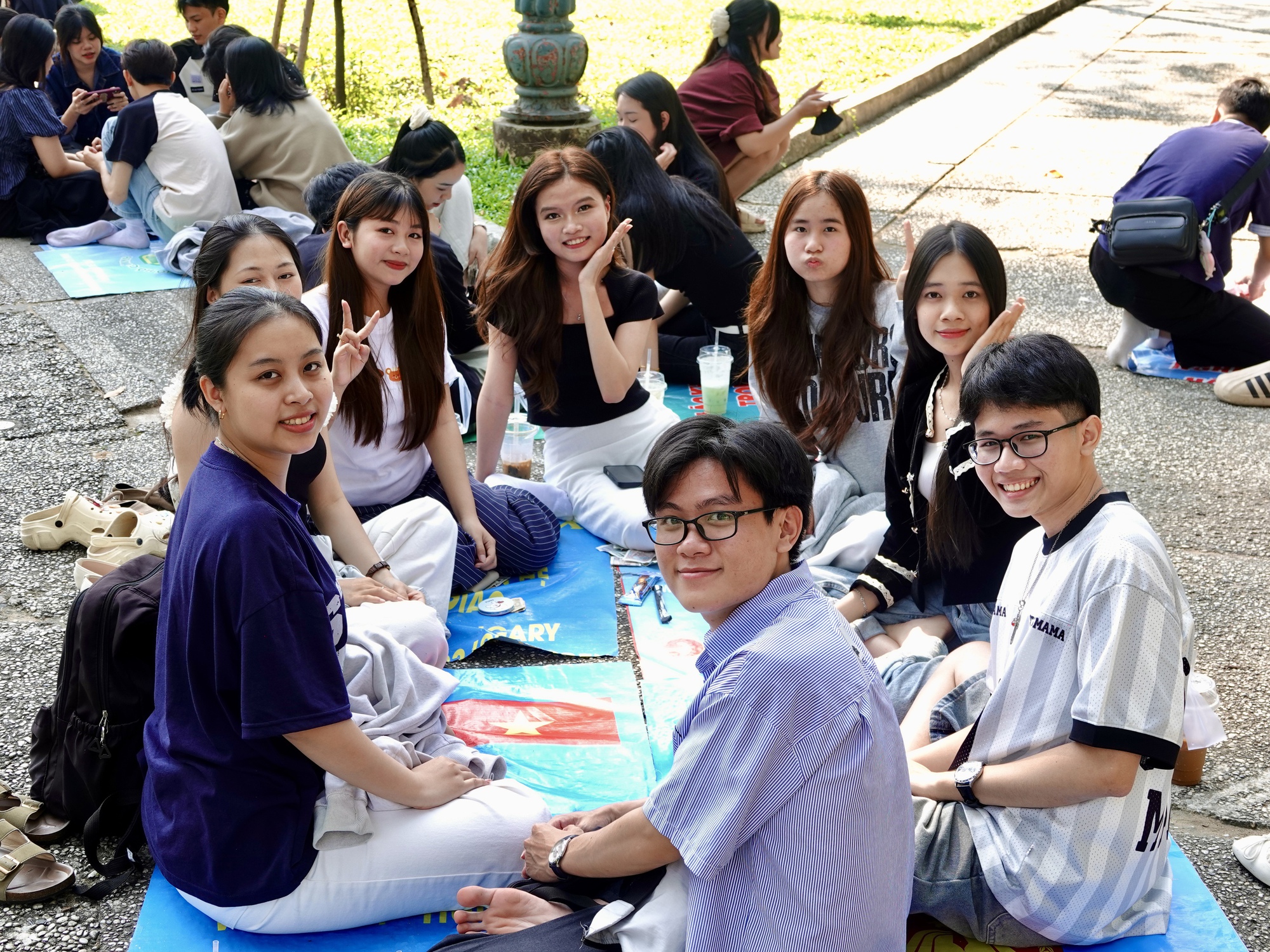 Đón đầu năm mới tại TP.HCM: Nàng thơ xúng xính áo dài kín lối Dinh Độc Lập, cà phê đắt khách hết sạch chỗ ngồi- Ảnh 27.