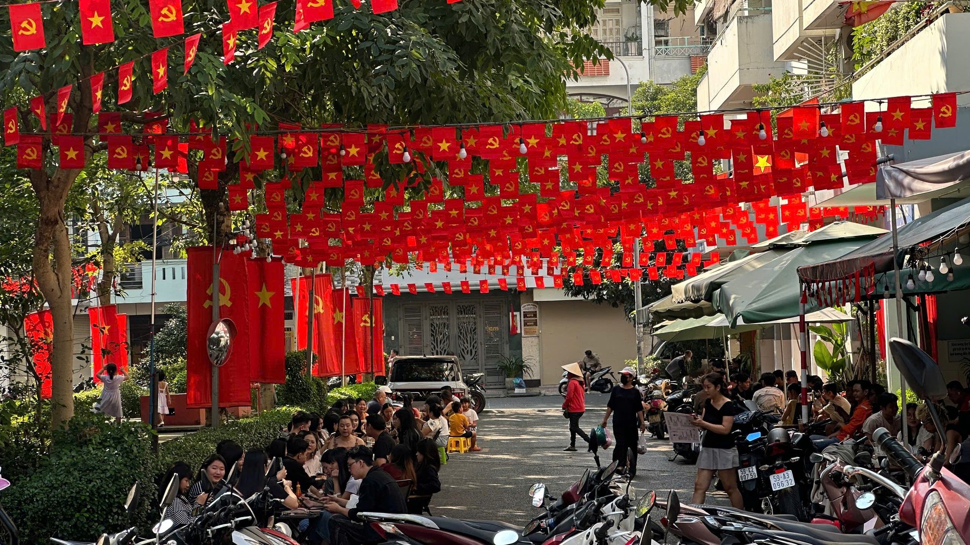 Đón đầu năm mới tại TP.HCM: Nàng thơ xúng xính áo dài kín lối Dinh Độc Lập, cà phê đắt khách hết sạch chỗ ngồi- Ảnh 31.