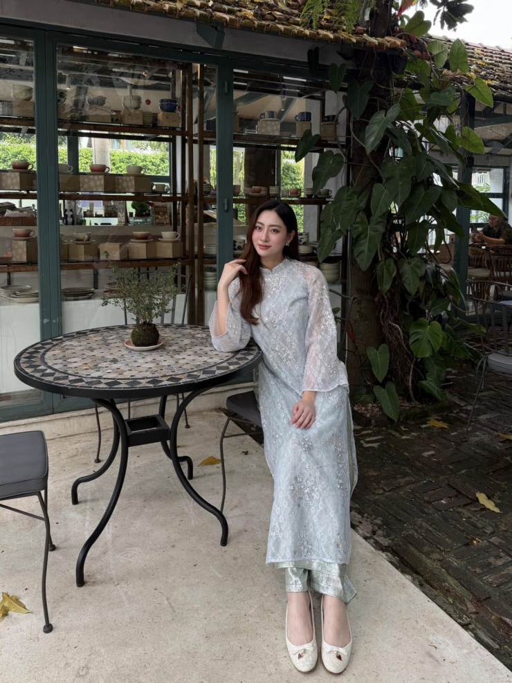 Thanh Thủy, Lương Thùy Linh diện áo dài đón năm 2026 3 Thanh Thủy, Lương Thùy Linh diện áo dài đón năm 2026 - 2