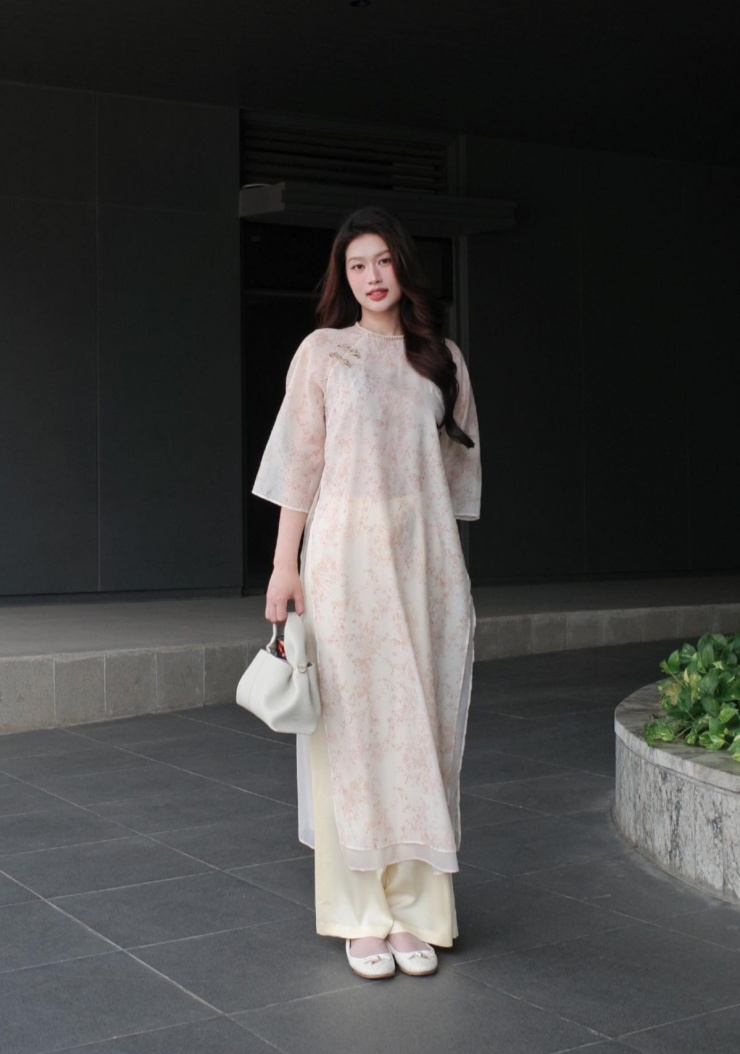 Thanh Thủy, Lương Thùy Linh diện áo dài đón năm 2026 4 Thanh Thủy, Lương Thùy Linh diện áo dài đón năm 2026 - 3