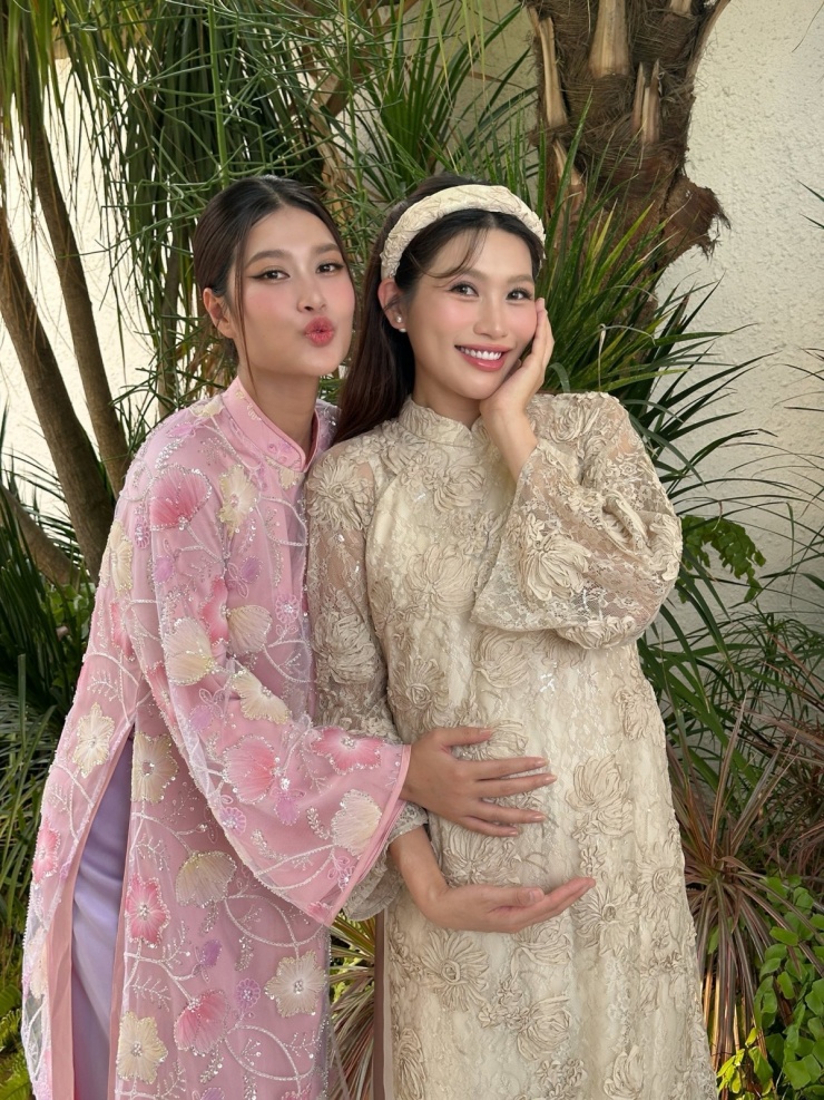 Thanh Thủy, Lương Thùy Linh diện áo dài đón năm 2026 6 Thanh Thủy, Lương Thùy Linh diện áo dài đón năm 2026 - 5