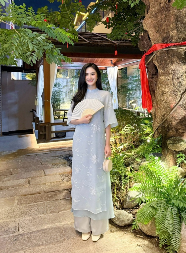 Thanh Thủy, Lương Thùy Linh diện áo dài đón năm 2026 7 Thanh Thủy, Lương Thùy Linh diện áo dài đón năm 2026 - 6