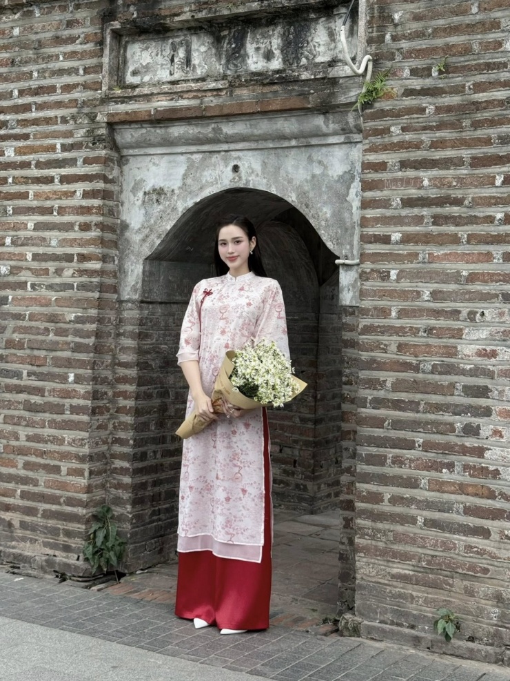 Thanh Thủy, Lương Thùy Linh diện áo dài đón năm 2026 8 Thanh Thủy, Lương Thùy Linh diện áo dài đón năm 2026 - 7