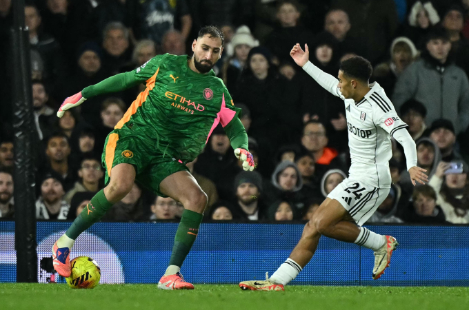 Thủ môn Donnaruma đi bóng qua tiền vệ Josh King trong trận Fulham - Man City ở Ngoại hạng Anh ngày 2/12/2025, trên sân Craven Cottage, London. Ảnh: AFP