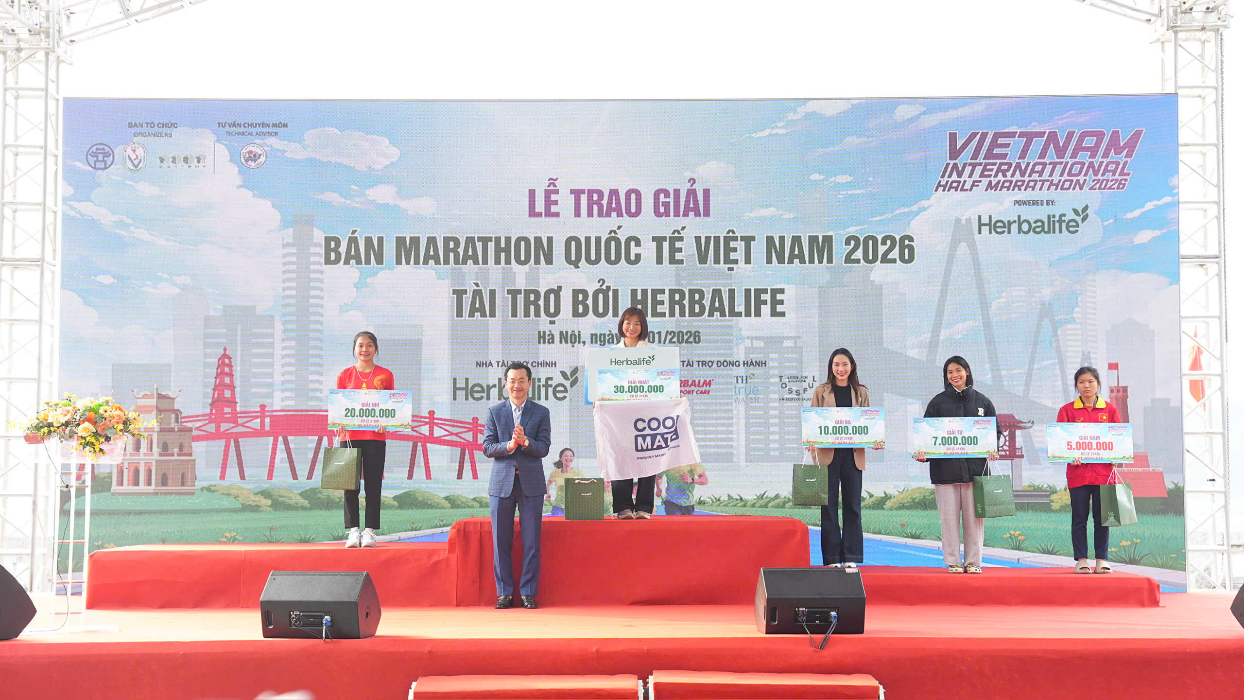 Nguyễn Thị Oanh và Hoàng Nguyên Thanh vô địch giải bán marathon, cùng 7.000 runner chào năm mới tại Hà Nội- Ảnh 2.