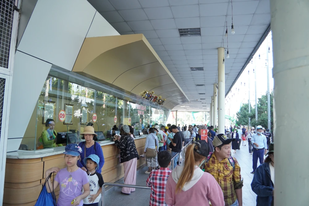 Nhiều gia đình xếp hàng chờ mua vé tham quan, vui chơi. TP.HCM-6.JPG