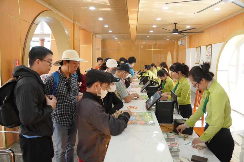 Nhân viên túc trực để đảm bảo phục vụ nhu cầu của du khách. TP.HCM-7.JPG