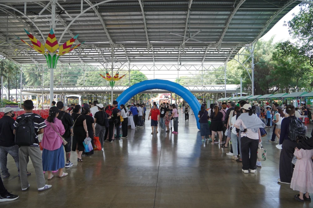 Dòng người nối đuôi nhau di chuyển bên trong khuôn viên Khu Du lịch Văn hóa Suối Tiên. TP.HCM-10.JPG