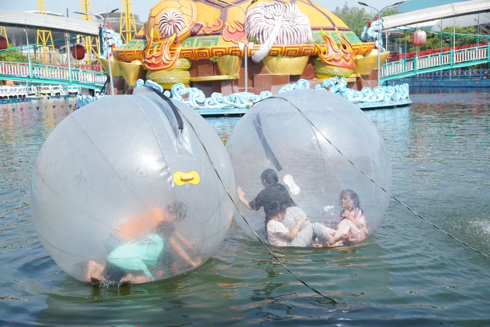 Các em nhỏ hào hứng tham gia các trò chơi vận động. TP.HCM-11.JPG