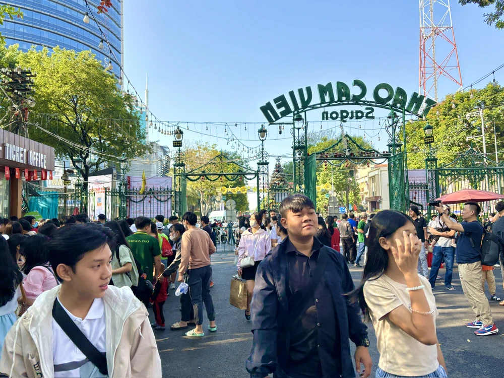 Thảo Cầm Viên Sài Gòn cũng ghi nhận lượng khách tham quan tăng ngày đầu năm. z7387302618563_0e419915e603f35760e6a1034025409f.jpg