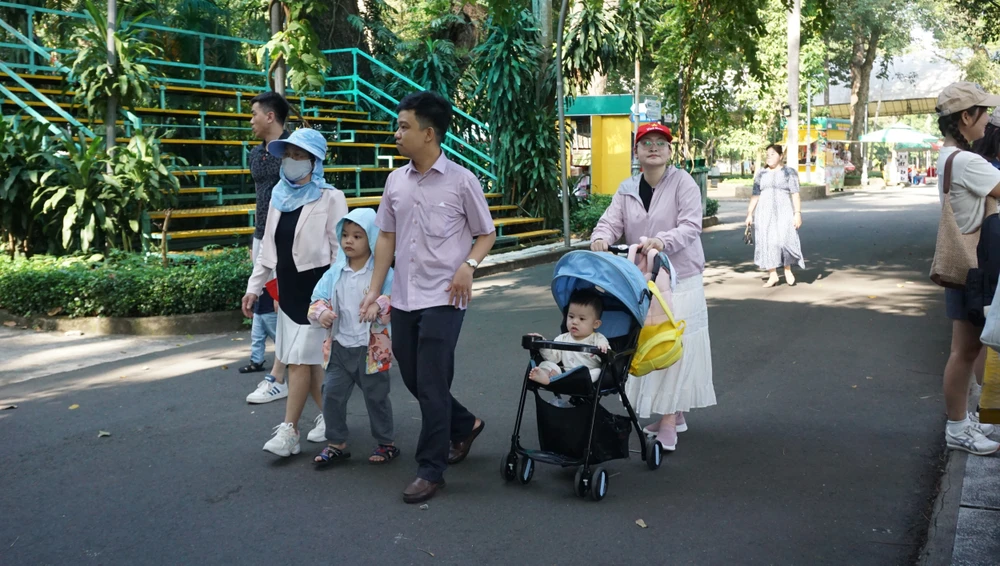 Nhiều phụ huynh đưa con nhỏ đến Thảo Cầm Viên để tìm hiểu về thế giới động vật. TP.HCM-14.JPG