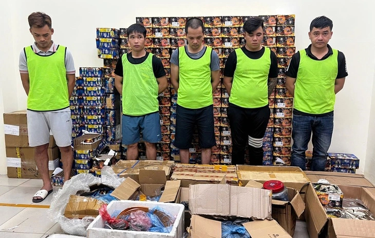 Công an TP.HCM thu giữ hơn 771kg pháo nổ, 54.000 bao thuốc lá lậu dịp cận Tết - Ảnh 5.