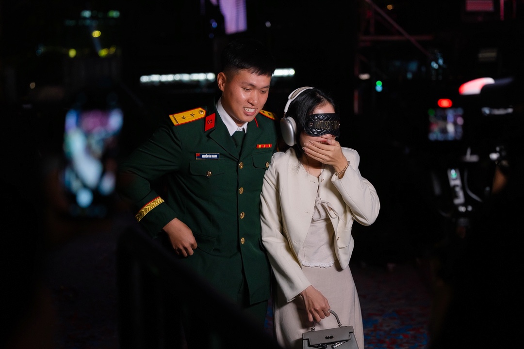 Hot nhất đêm 31/12: Cặp đôi chơi lớn cầu hôn trước cả ngàn người, được 